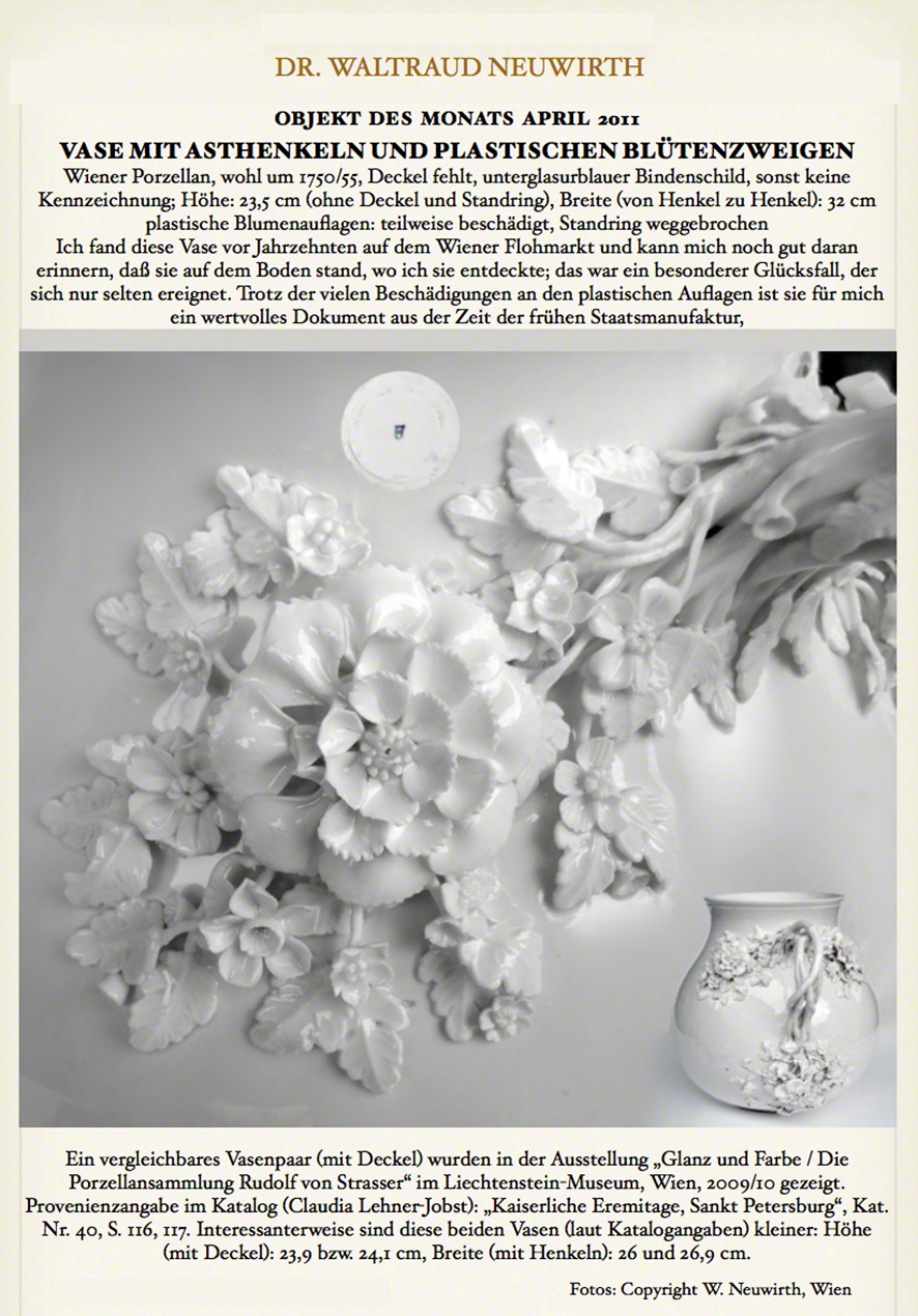 Wiener Porzellanvase mit plastischem Blütendekor